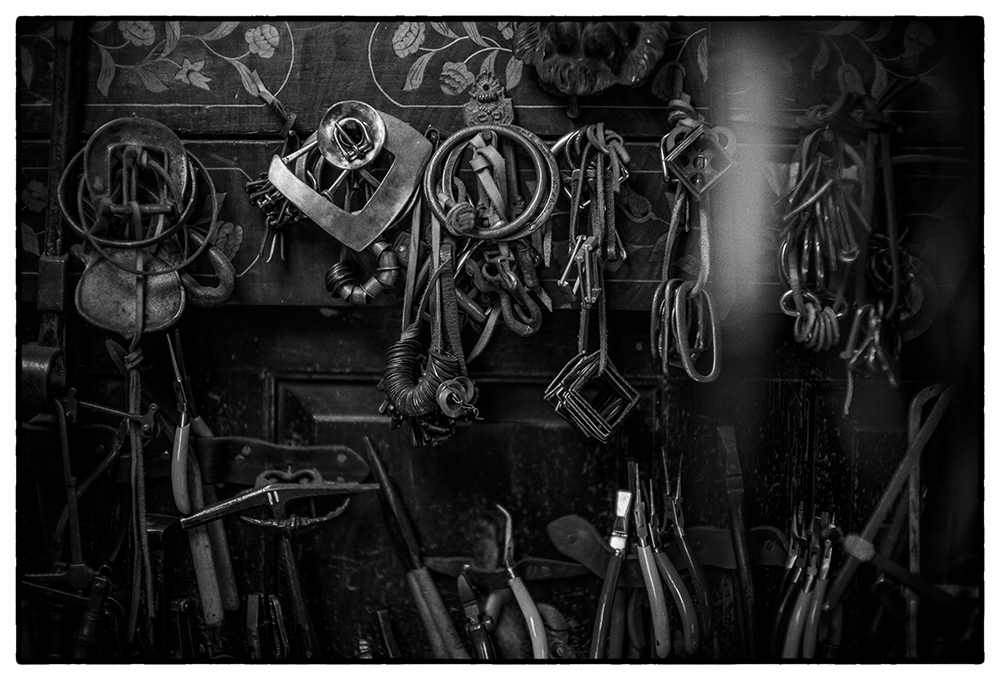 JASON ROSS OF ARTEMAS QUIBBLE A LEATHER ARTISTARTISAN