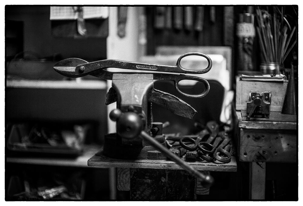 JASON ROSS OF ARTEMAS QUIBBLE A LEATHER ARTISTARTISAN