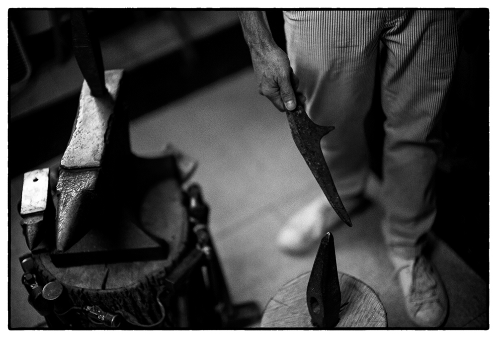 JASON ROSS OF ARTEMAS QUIBBLE A LEATHER ARTISTARTISAN