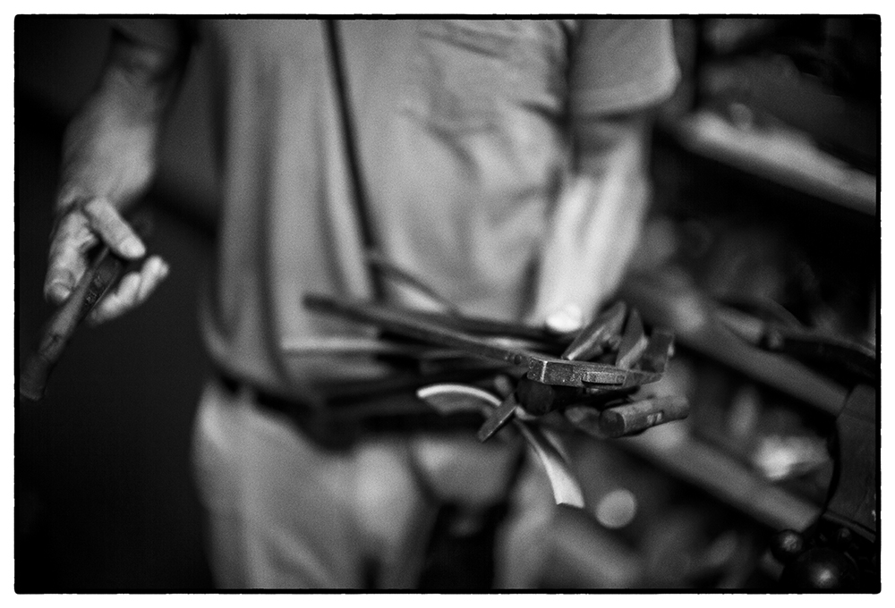 JASON ROSS OF ARTEMAS QUIBBLE A LEATHER ARTISTARTISAN