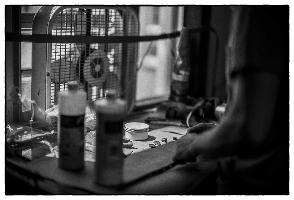 JASON ROSS OF ARTEMAS QUIBBLE A LEATHER ARTISTARTISAN