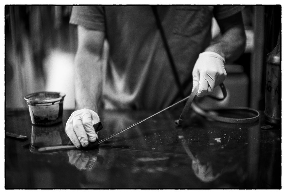 JASON ROSS OF ARTEMAS QUIBBLE A LEATHER ARTISTARTISAN