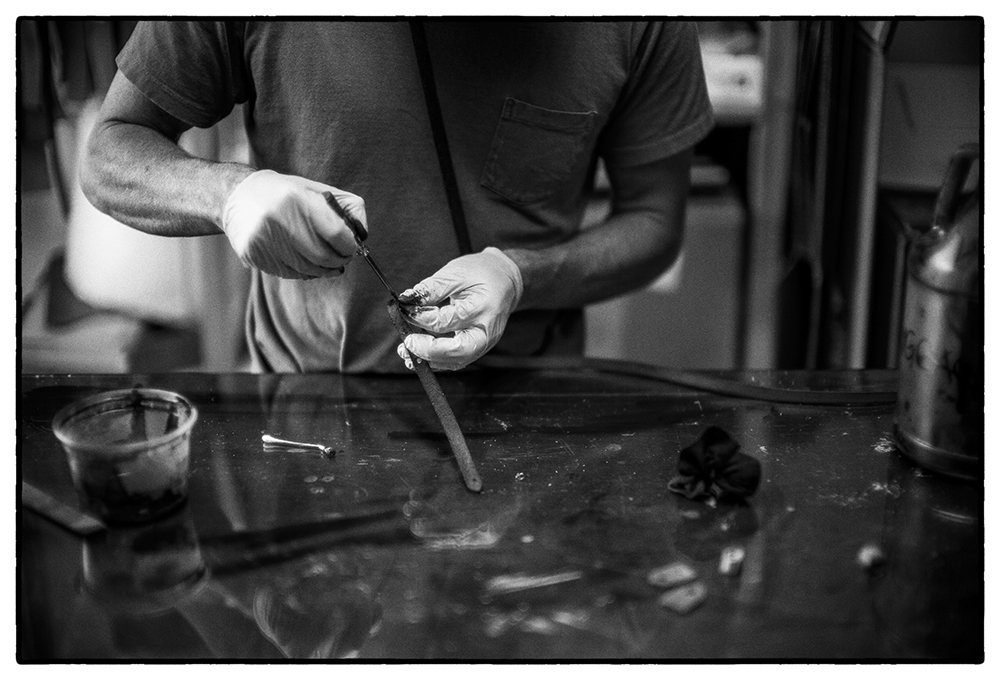JASON ROSS OF ARTEMAS QUIBBLE A LEATHER ARTISTARTISAN